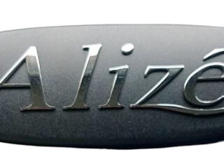 emblema friso porta lateral renault clio alizé 7700433603